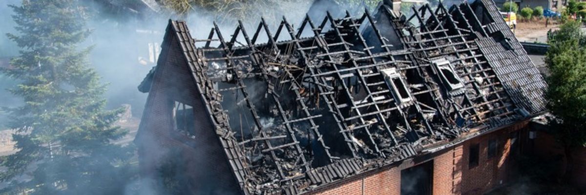 FW-RD: Feuer zerstört Wohnhaus in Nortorf - rund 100 Einsatzkräfte im Einsatz