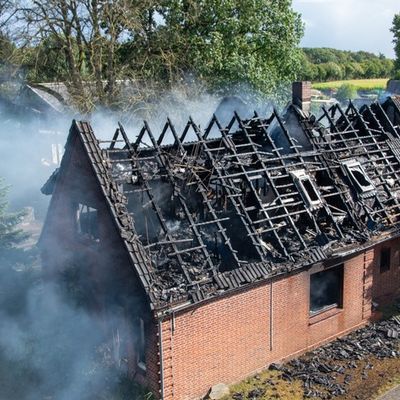 FW-RD: Feuer zerstört Wohnhaus in Nortorf - rund 100 Einsatzkräfte im Einsatz