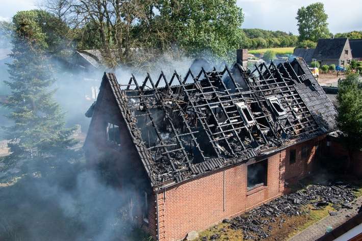 FW-RD: Feuer zerstört Wohnhaus in Nortorf - rund 100 Einsatzkräfte im Einsatz