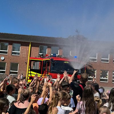 FW-WRN: Räumungsübung an der Uhlandgrundschule: Freiwillige Feuerwehr Werne trainiert den Ernstfall mit rund 470 Schülern