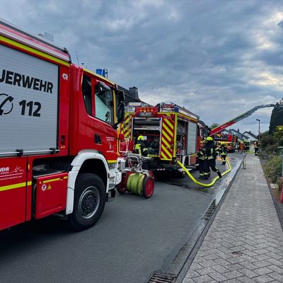 FW Wenden: Zimmerbrand in Wenden: Feuer greift von Balkon auf Wohnung und Dach über