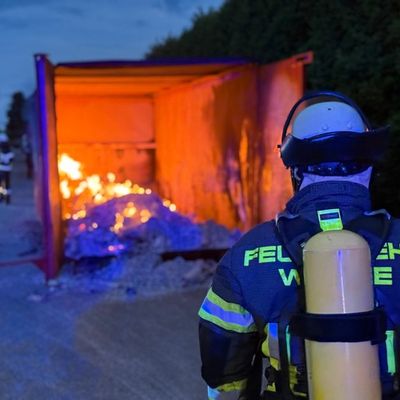 FW-WRN: Brennender Seefrachtcontainer im Gewerbegebiet Baaken