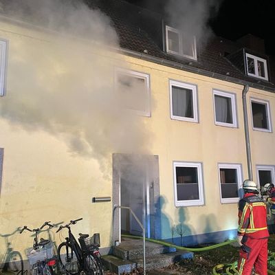 FW Neumünster: Kellerbrand in Mehrfamilienhaus - vier Personen betroffen