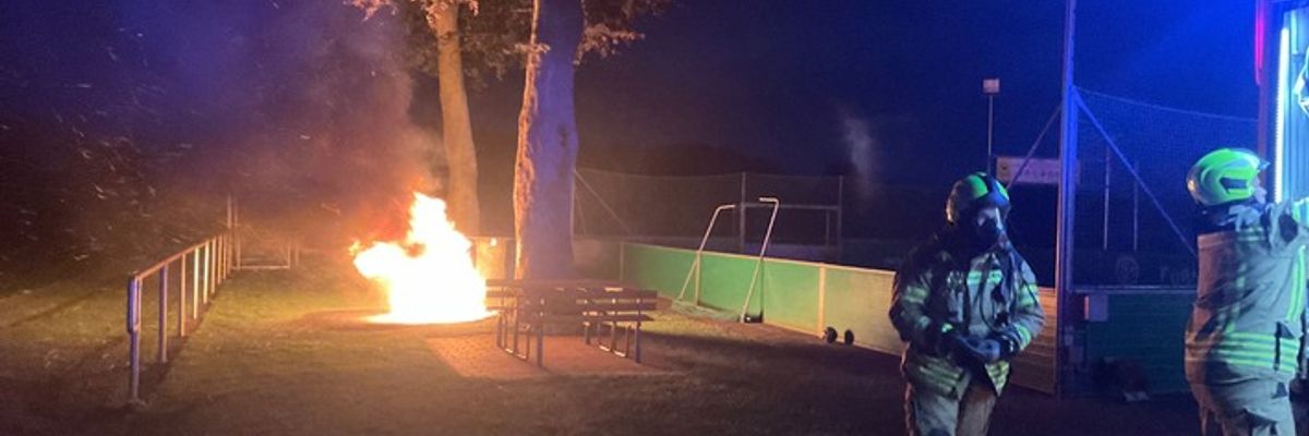FW Alpen: Feuer auf dem Veener Sportplatz