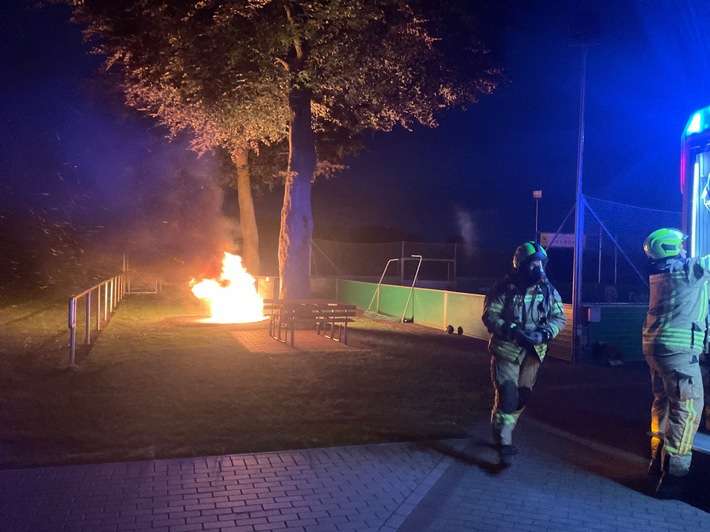 FW Alpen: Feuer auf dem Veener Sportplatz