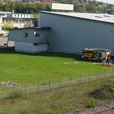 FW LK Esslingen: Groß angelegte Übung des Gemeindeverwaltungsverband Reichenbach an der Fils im Gewerbegebiet Leintel.