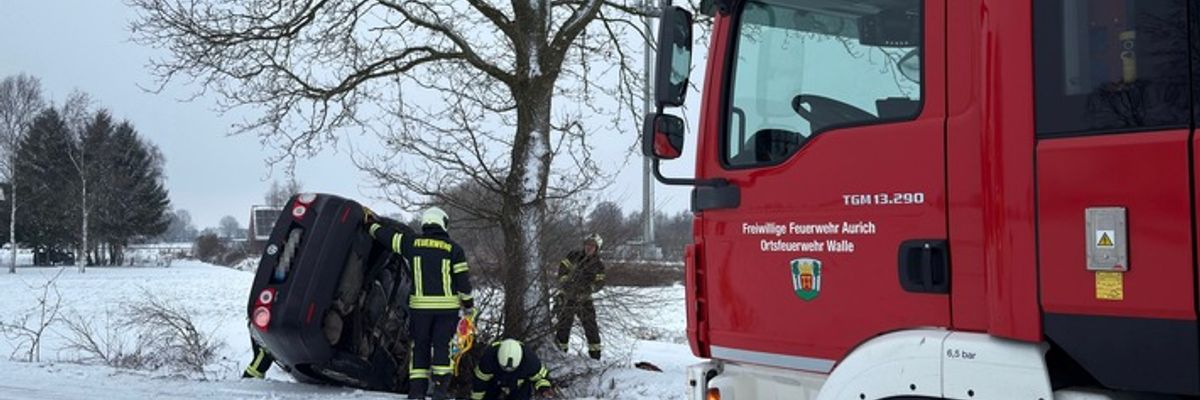 FW-AUR: Nach Unfall eingeschlossenen Fahrer befreit