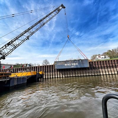 FW-NE: Containerschiff kollidiert mit Brücke | Container stürzen ins Wasser
