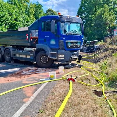 KFV Bodenseekreis: Feuerwehr Meckenbeuren bekämpft Fahrzeugbrand nach tödlichem Frontalzusammenstoß zwischen einem PKW und LKW