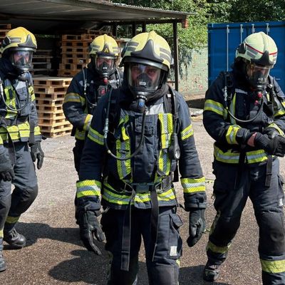 FW Hünxe: Fortbildung unter realistischen Bedingungen - Feuerwehr Hünxe trainiert in Weeze