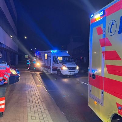 FW-AUR: Menschenrettung bei nächtlichem Kellerbrand in Mehrfamilienhaus
