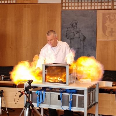 FW Wenden: Wenn Flammen strömen - Feuerwehr Wenden schult sich für den Ernstfall