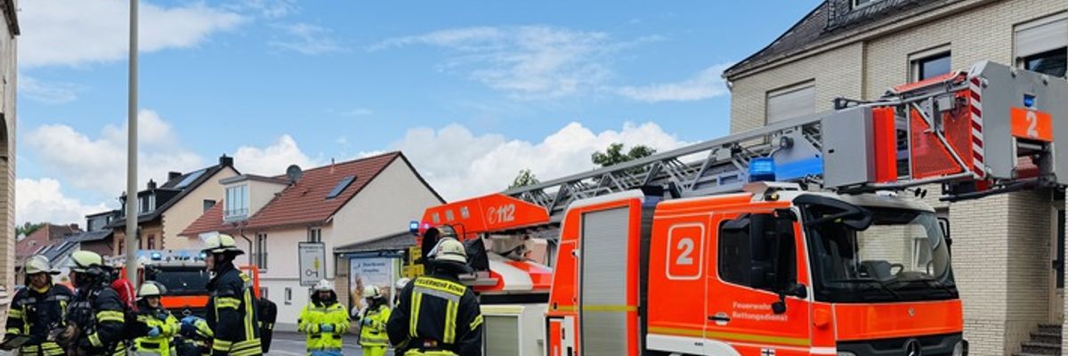FW-BN: Rauchentwicklung aus einem Fenster