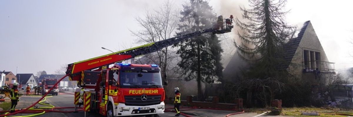 FW Neumünster: Feuerwehr im Großeinsatz bei Wohnhausbrand - Zweiter Einsatz in Schule