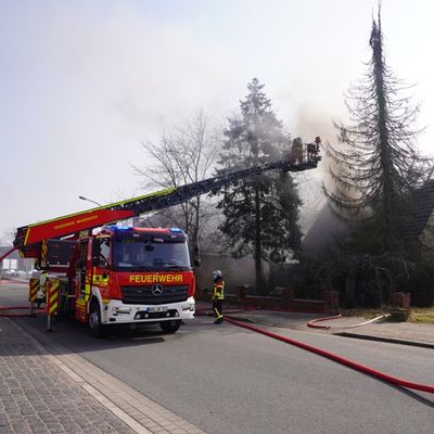 FW Neumünster: Feuerwehr im Großeinsatz bei Wohnhausbrand - Zweiter Einsatz in Schule