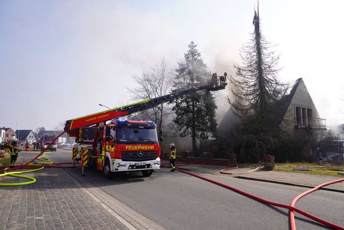 FW Neumünster: Feuerwehr im Großeinsatz bei Wohnhausbrand - Zweiter Einsatz in Schule