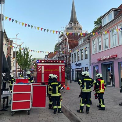 FW-AUR: Flammenüberschlag bedroht mehrere Gebäude