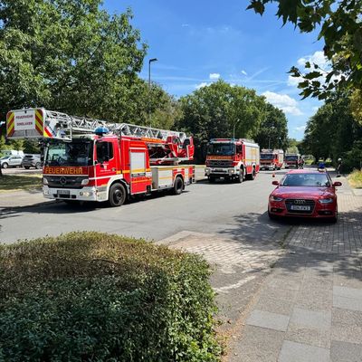 FW Dinslaken: Vollalarm für die Feuerwehr Dinslaken: Drei zeitgleiche Einsätze erfordern effizienten Kräfteeinsatz
