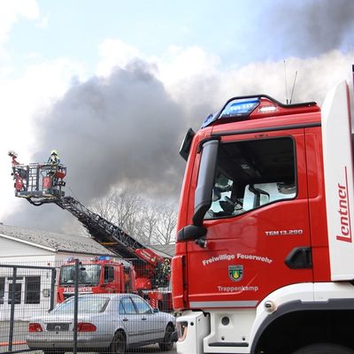 FW-SE: Feuer in Werkstatt greift auf Reifenlager über