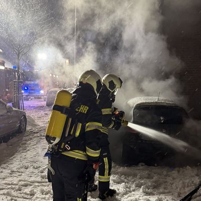 FW-AUR: Fahrzeugbrand in dichtem Schneetreiben bekämpft