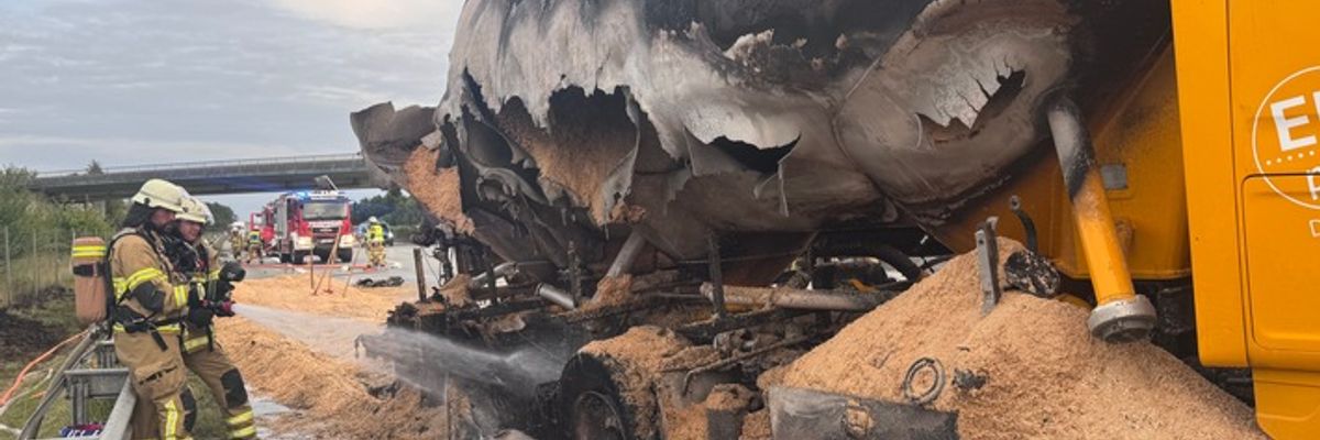 FW-SE: LKW-Brand auf der A7 - Aufwändiger Feuerwehreinsatz bei Bad Bramstedt