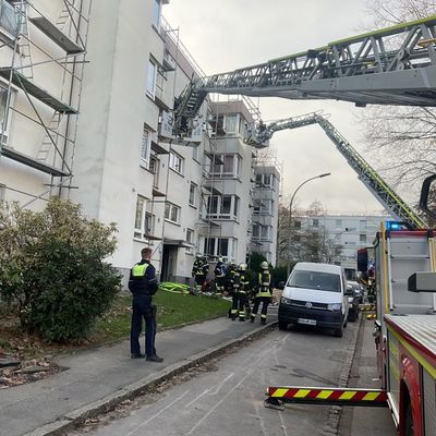 FW-DO: Feuer in Dortmund Westerfilde / Kellerbrand in einem Mehrfamilienhaus.
