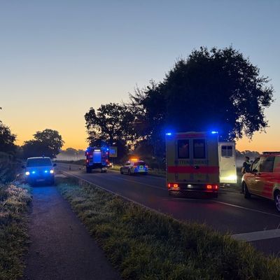 FW-AUR: Wagen von Bundesstraße in Graben gefahren