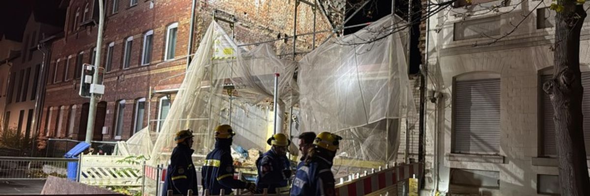 FW Helmstedt: Baugerüst drohte in Helmstedt umzustürzen - Feuerwehr und THW im Einsatz