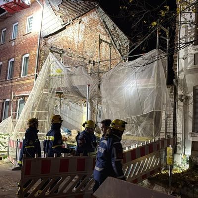 FW Helmstedt: Baugerüst drohte in Helmstedt umzustürzen - Feuerwehr und THW im Einsatz