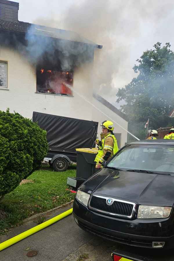 FW Menden: Zimmerbrand in einem Mehrfamilienhaus