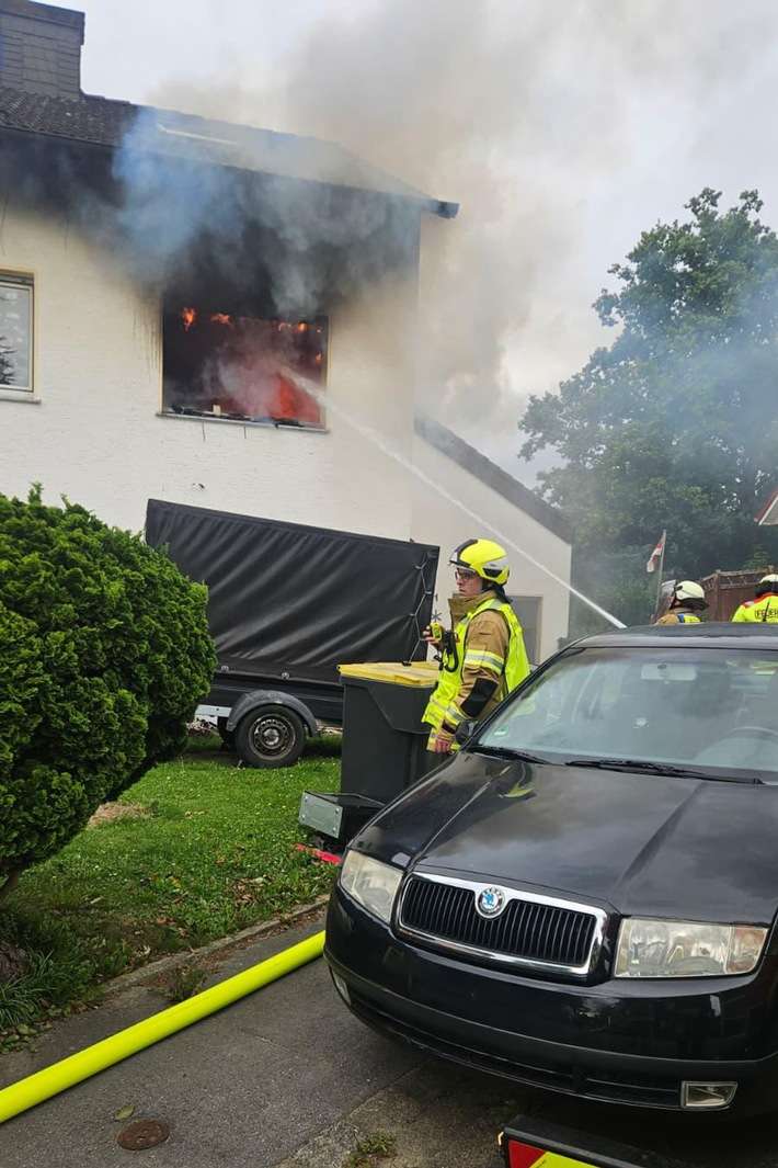 FW Menden: Zimmerbrand in einem Mehrfamilienhaus