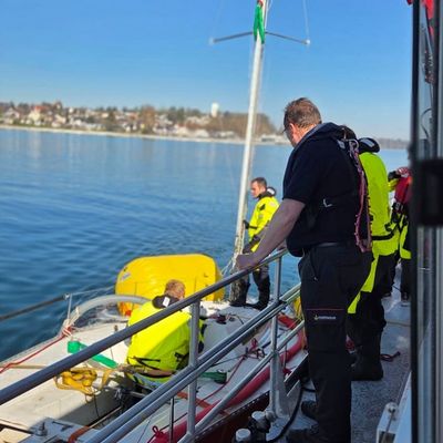 FW Konstanz: Gestrandetes Segelboot