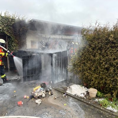 FW Stockach: Mülleimer-/Garagenbrand