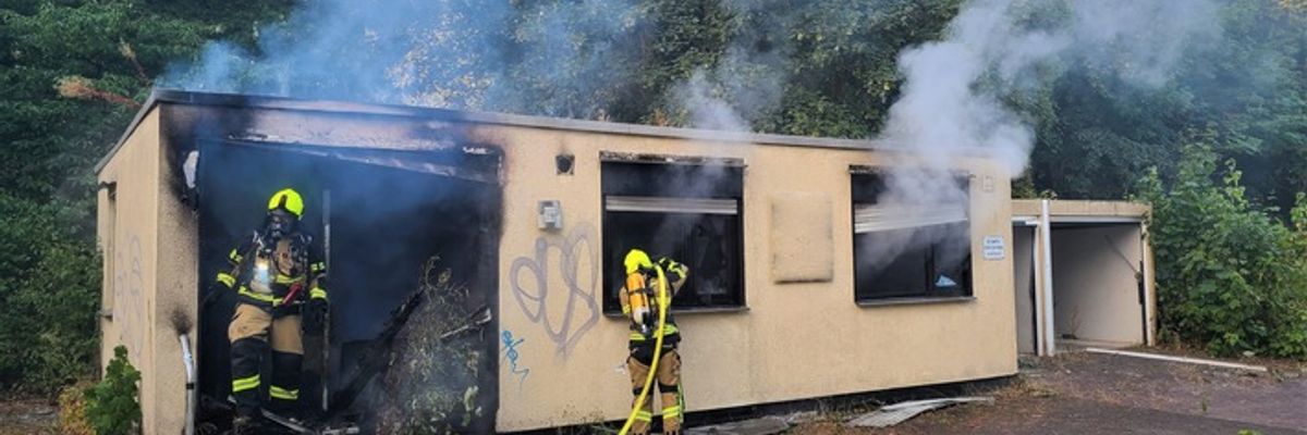 FW-OB: Vereinsheim brennt in Oberhausen-Alstaden