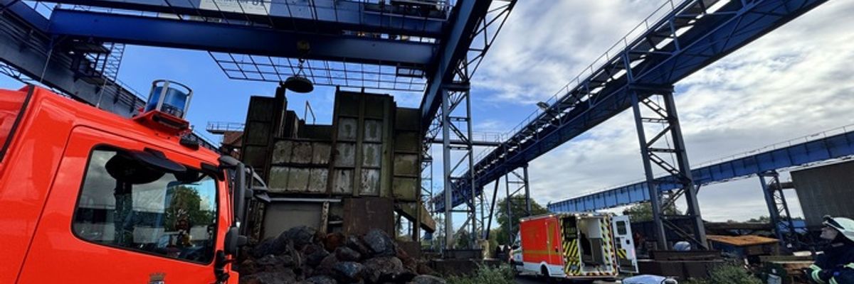 FW-MH: Arbeiter auf Kranbahn verletzt - Feuerwehr rettet Patient aus 12 Metern Höhe über Drehleiter