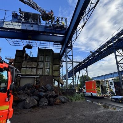 FW-MH: Arbeiter auf Kranbahn verletzt - Feuerwehr rettet Patient aus 12 Metern Höhe über Drehleiter
