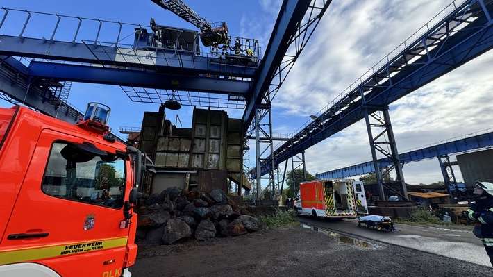 FW-MH: Arbeiter auf Kranbahn verletzt - Feuerwehr rettet Patient aus 12 Metern Höhe über Drehleiter