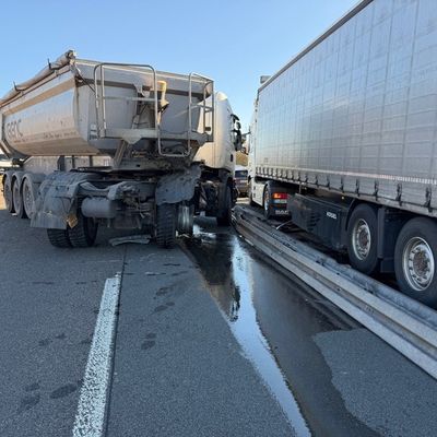 FW Ratingen: Schwerer Verkehrsunfall mit LKW auf der BAB 3