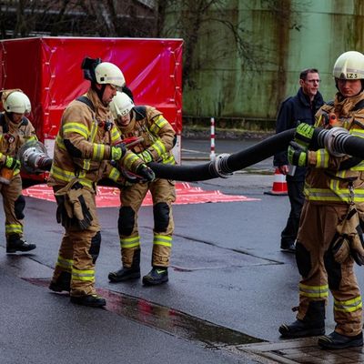 FW-GL: Erfolgreicher Abschluss der Feuerwehrgrundausbildung bei der Feuerwehr Bergisch Gladbach