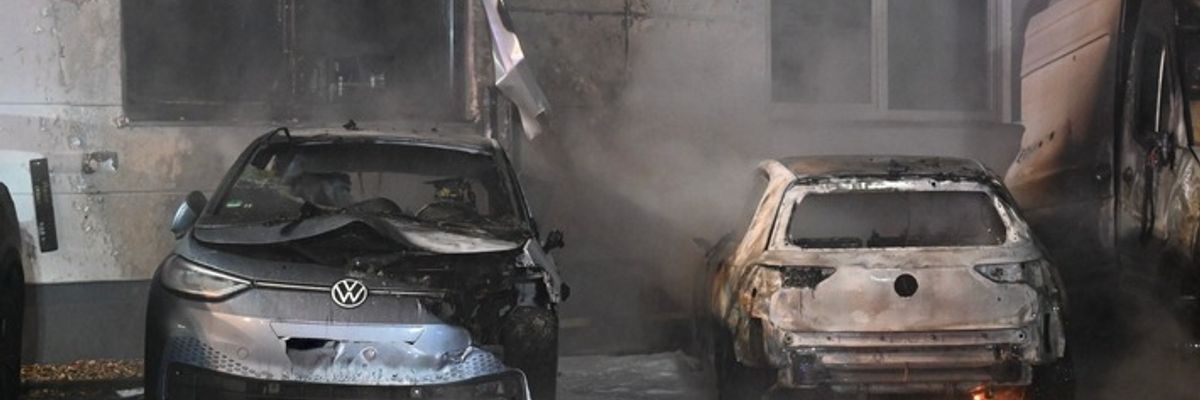FW-SE: Feuer zweier PKW sowie einem Transporter an einem Autohaus in Kaltenkirchen