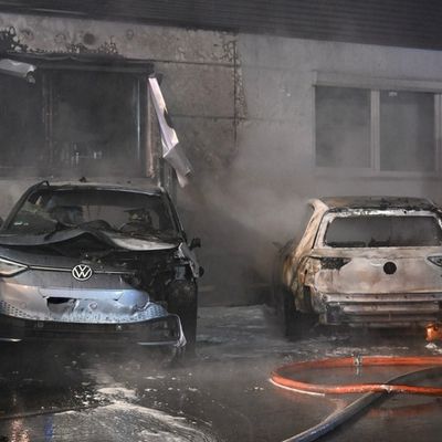 FW-SE: Feuer zweier PKW sowie einem Transporter an einem Autohaus in Kaltenkirchen