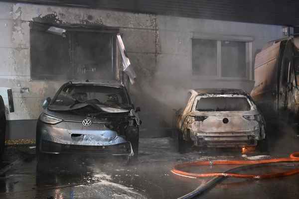 FW-SE: Feuer zweier PKW sowie einem Transporter an einem Autohaus in Kaltenkirchen
