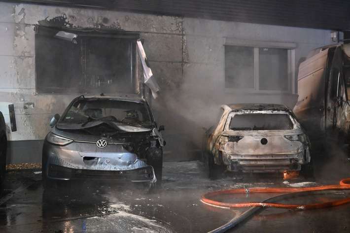 FW-SE: Feuer zweier PKW sowie einem Transporter an einem Autohaus in Kaltenkirchen