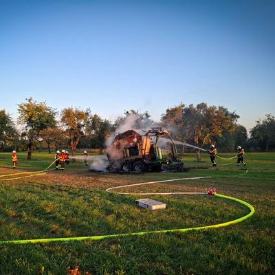 KFV Bodenseekreis: Ballenpresse in Vollbrand in Hefigkofen