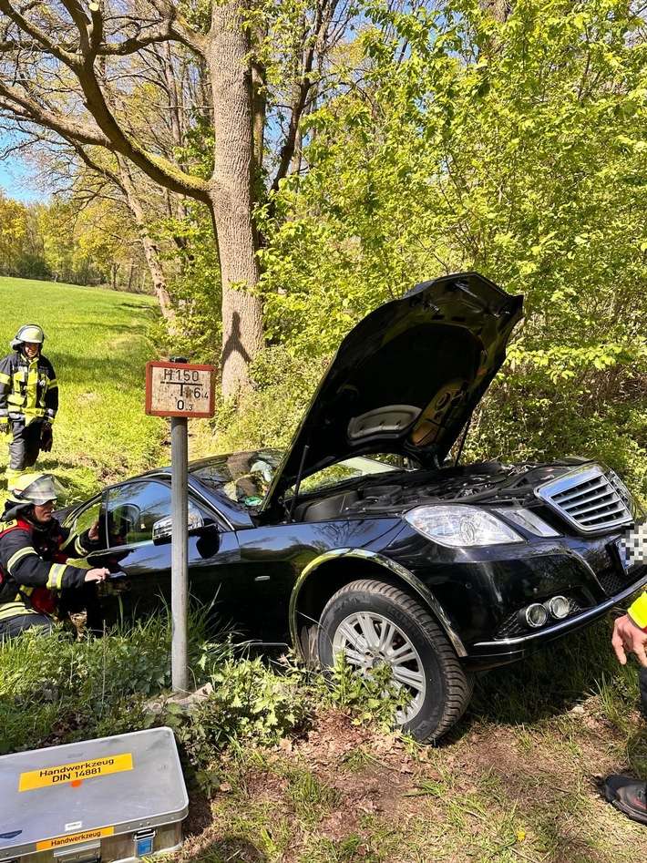FW-Schermbeck: PKW in Straßengraben