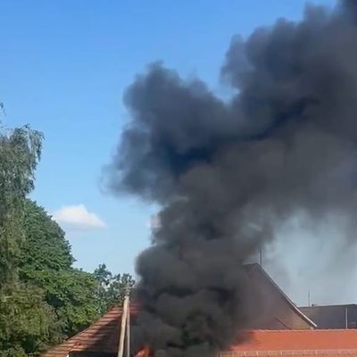 KFV-CW: Holzlager geht in Flammen auf / Backhaus und Feuerwehrmagazin blieben verschont