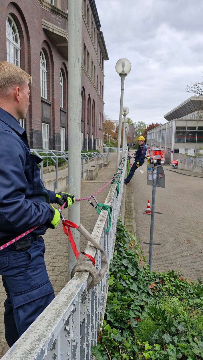 FW-BOT: Feuerwehr Bottrop trainiert die Sicherung gegen Absturz