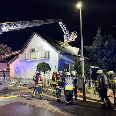 FW-NE: Wohnungsbrand am 24.12.2025 in einem Mehrfamilienhaus greift auf Dachstuhl über. Mehrere Personen über tragbare Leitern gerettet.