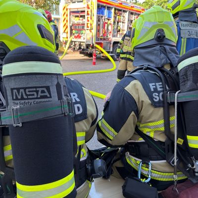 FW-PI: Feuer in Kabelschacht sorgt für starke Rauchentwicklung in Industriegebäude