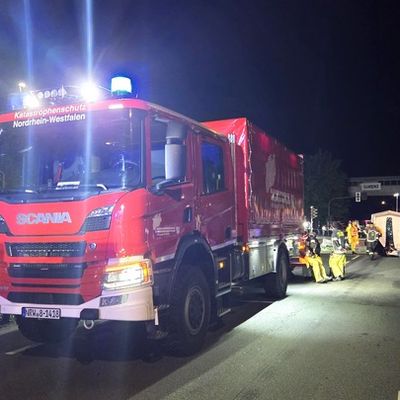 FW-AR: Chemieunfall in einer Produktion für Hygienepapier - Nächtlicher Großeinsatz der Feuerwehr Arnsberg